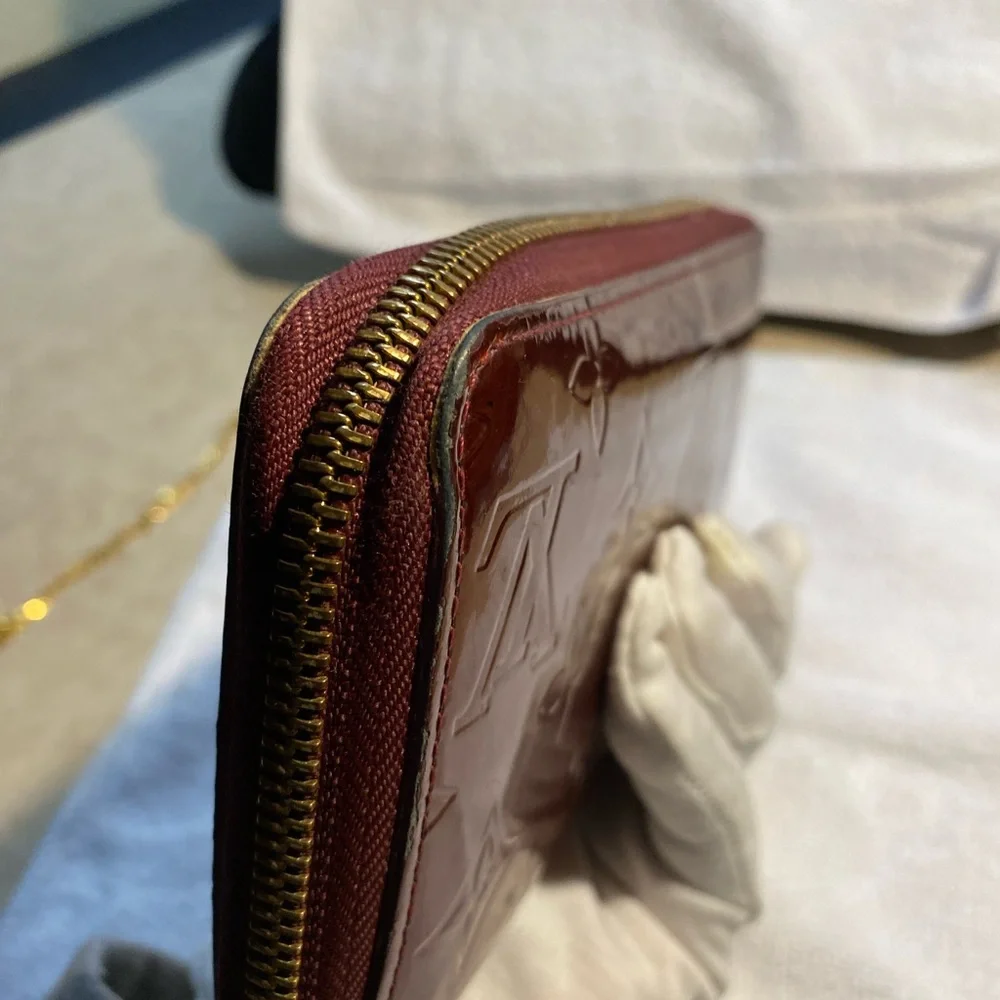 Louis Vuitton authentic vin Burgundy Monogram Vernis Zippy
